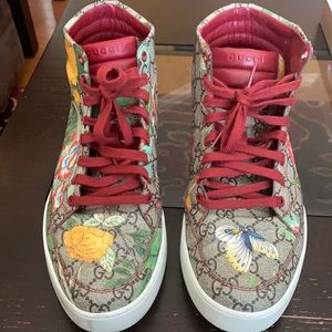 Floral print Gucci sneakers for sale! Size 9.5…